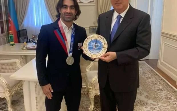 Zakir Fərəcov Rafael Ağayevə nə hədiyyə etdi? - FOTO 