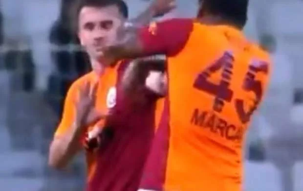 "Qalatasaray"da şok: İki futbolçu oyun zamanı əlbəyaxa oldu - FOTO/VİDEO 