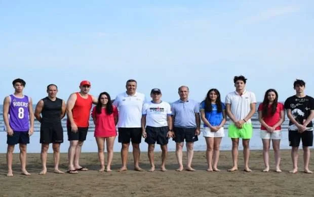 63 yaşlı azərbaycanlı nazir yarışda: 12 min metr üzdü 