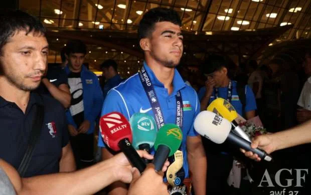 Dünya üçüncüsü olan milli Vətənə qayıdıb - FOTOLAR 