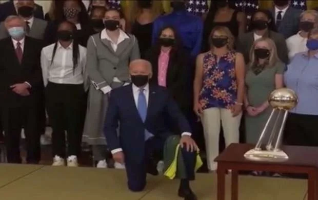 ABŞ prezidenti idmançı qızların qarşısında diz çökdü - VİDEO 
