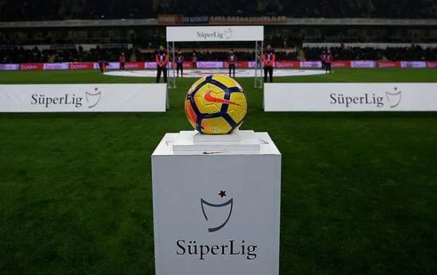 Türkiyə Superliqası: "Qalatasaray" büdrədi, "Fənərbağça" lideri yendi 