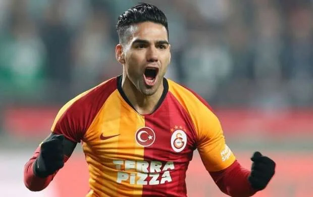 Məşhur futbolçu "Qalatasaray"dan getdi 