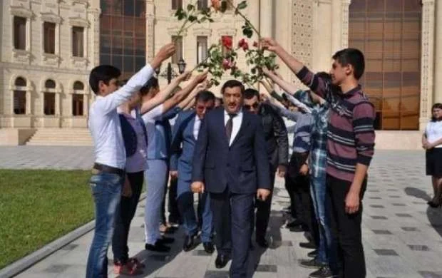 Sabiq icra başçısı futbol komandası yaratdı, məktəb açdı 