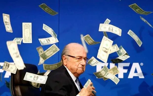 Başından pul səpilən Blatter: "Qarşısını ala bilmirdim" - VİDEO 