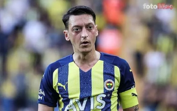 Özil tənqid olundu: "Sanki yuxuludur" 