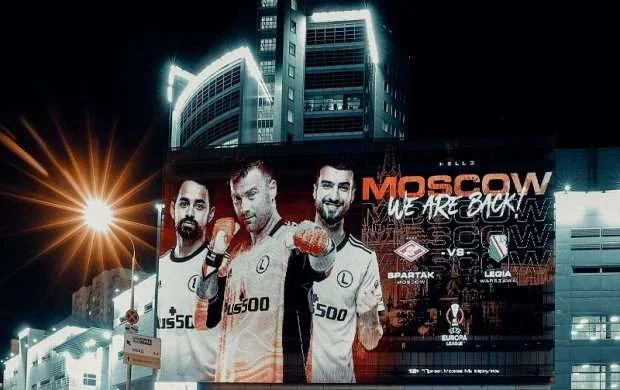 Mahir Emrelinin fotosu reklam lövhələrində - Moskvada 