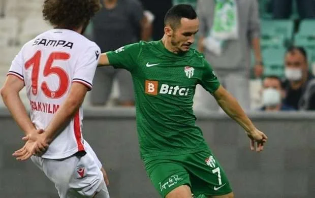 Namik Ələskərov komandasına penalti qazandırdı 