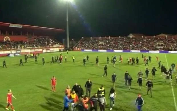 Bosniya futbolunda insident: azarkeşlər hakimin maşınını yandırdı - FOTO 