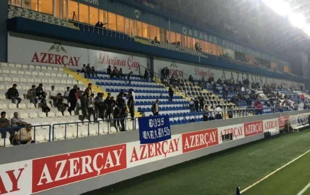 "Qarabağ" - "Qəbələ" oyununda hamını duyğulandıran hərəkət: Şəhidin pankartını... - VİDEO 