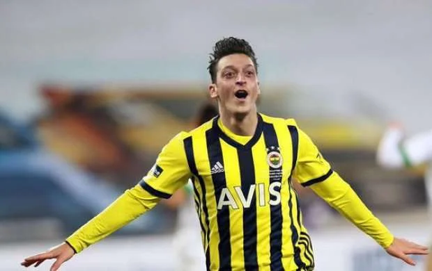 Mesut Özil İngiltərə klubuna keçə bilər 