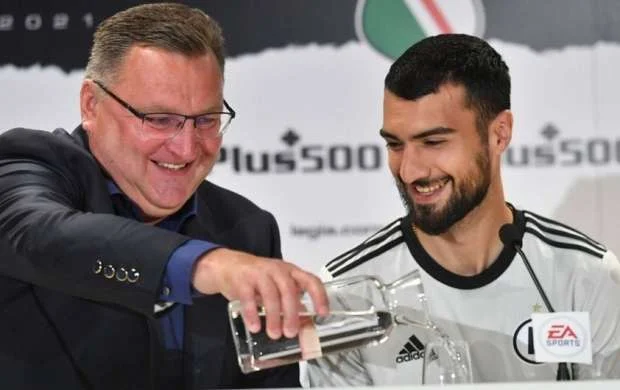 "Legiya" Mahir Emrelini ittiham edən sabiq futbolçusunu məhkəməyə verir 