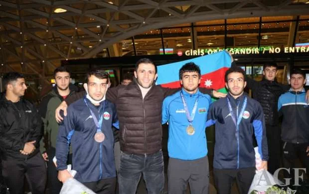 Dünya çempionatında üç medal qazanan "klassiklər"imiz Bakıya döndü 
