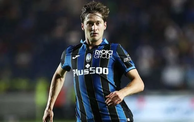 Şevçenko rus futbolçunu yanına aparır 