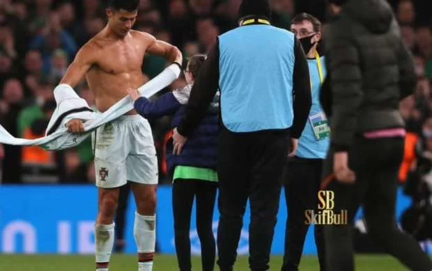 Ronaldu meydana çıxan balacaya hədiyyə verdi 