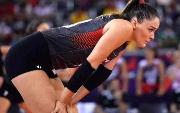 Qadın voleybolçudan komanda yoldaşına: "Titrətdin məni" 