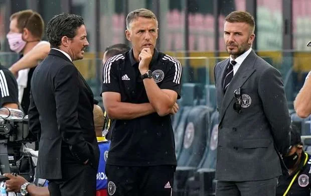 10 futbolçunu qovdu, oğlunu komandasına gətirdi 