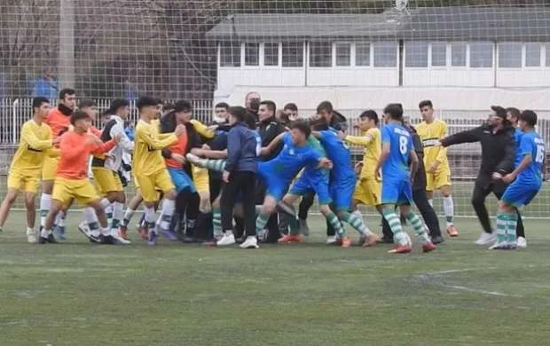 Gənclər Liqasında dava: 3 futbolçu xəsarət aldı - VİDEO 