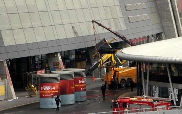 "Qalatasaray"ın stadionunda kran aşdı, 3 nəfər yaralandı 