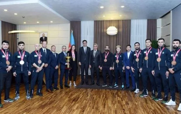 Fərid Qayıbov DÇ-də medal qazanmış karateçilərlə görüşdü 