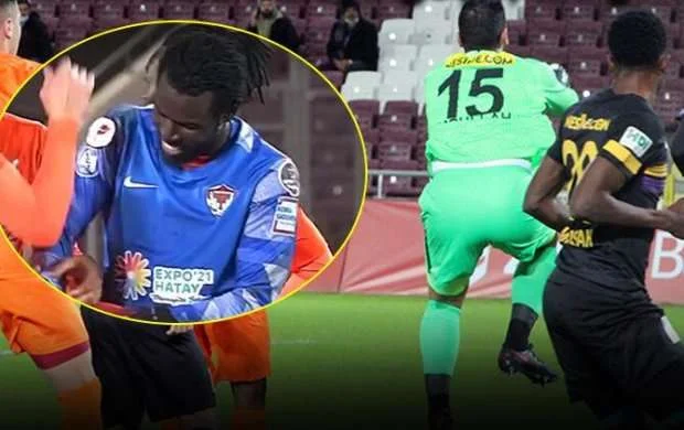 Hər iki qolkiper "qırmızı" aldı, hücumçu qapıya keçdi - VİDEO 
