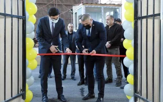 Fərid Qayıbov bazanın açılışında iştirak edib, şəhidin atasına plaket verib 