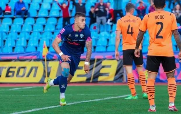 "Qarabağ" millimizin hücumçusu ilə anlaşdı 