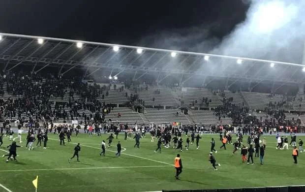 Fransa kubokunda kütləvi dava: Matç yarımçıq dayandırıldı  - VİDEO 