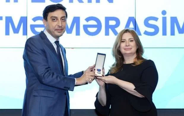 Fərid Qayıbov təltif olunmuş şəxslərə mükafatları təqdim etdi 