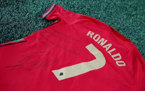 Ronaldu vulkan püskürməsindən zərər çəkənlərə belə yardım etdi 