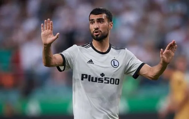 Mahir Emreli yenə ayın ən zəif futbolçusu seçildi 