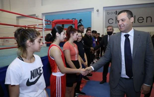 IBF prezidenti Bakıda boksçulara inventarlar hədiyyə etdi 