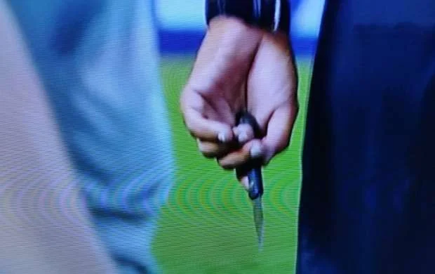 Azarkeş bıçaqla futbolçuya hücum etdi - VİDEO 