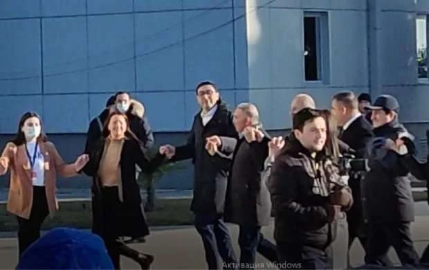 Fərid Qayıbov gənclərlə rəqs etdi - VİDEO 