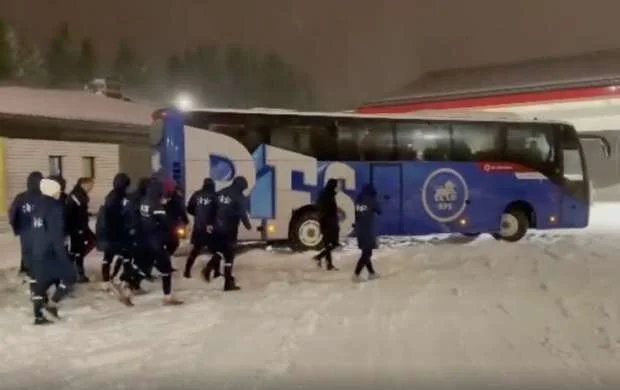 Avtobus qəzaya uğradı, futbolçular ölümdən döndü 