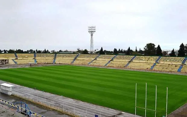 Gəncə şəhər stadionu sökülür 