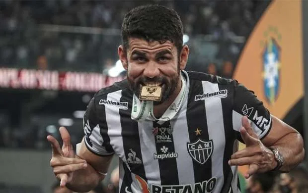 Tanınmış futbolçu "çirkli pulların yuyulması"nda günahlandırılır 