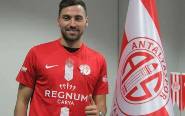 "Fənər"in hücumçusu "Antalyaspor"a keçdi 