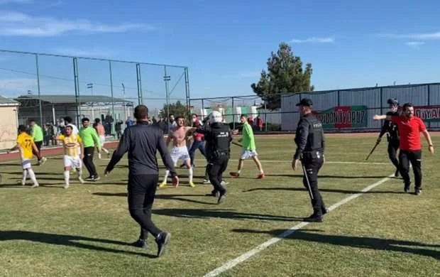 Oyunda kütləvi dava düşdü: 4 nəfər yaralandı 