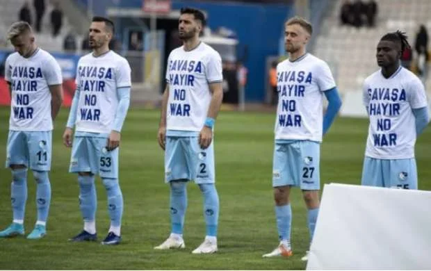 Türk futbolçu bu hərəkəti ilə gündəm oldu - FOTO 