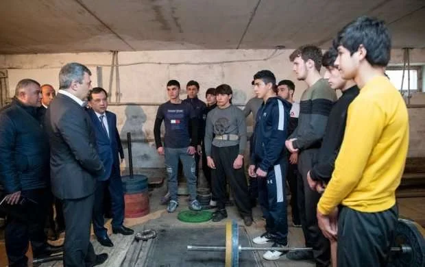 İnam Kərimov Qazaxda gənc ağırlıqqaldıranlarla görüşdü 