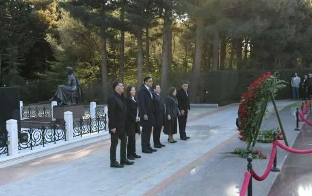 Gənclər və İdman Nazirliyinin kollektivi Heydər Əliyevin məzarını ziyarət etdi - FOTOLAR 