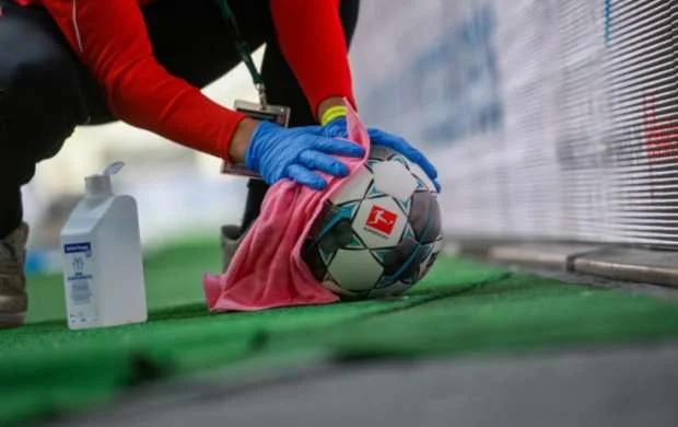 Bundesliqada oyun kütləvi yoluxmaya görə təxirə salındı 
