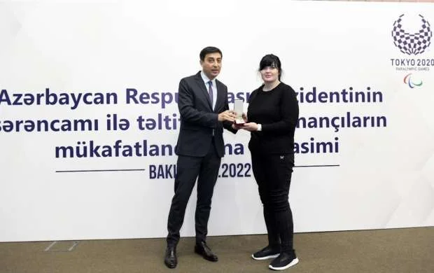 Karyerasını bitirdiyini açıqlayan Olimpiya mükafatçısı Bakıda - FOTO 