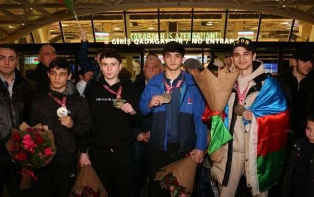 Dörd medal qazanan Azərbaycan yığması vətənə döndü 