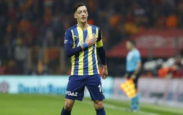 Özil susqunluğunu pozdu: "Almaniyadaydım... "  