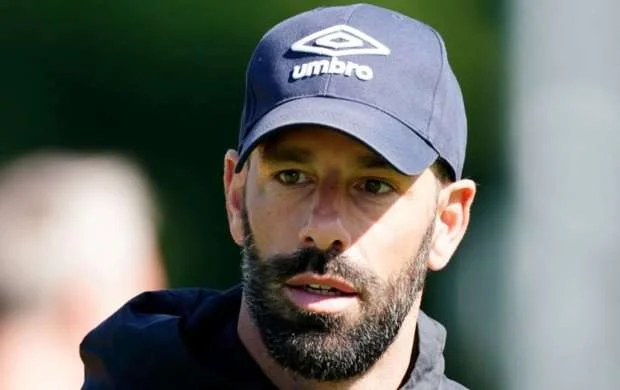 Van Nistelroy təklifə "hə" deməyə tələsmir 