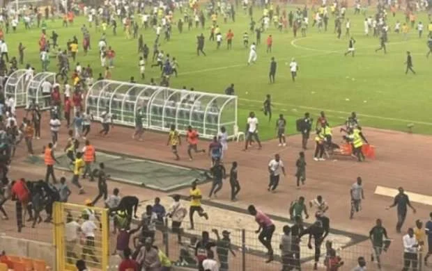 Nigeriya mundialdan kənarda qaldı, azarkeşlər çılğına döndü - VİDEO 