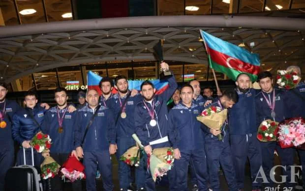 Avropa çempionu olan millimiz Vətənə döndü 