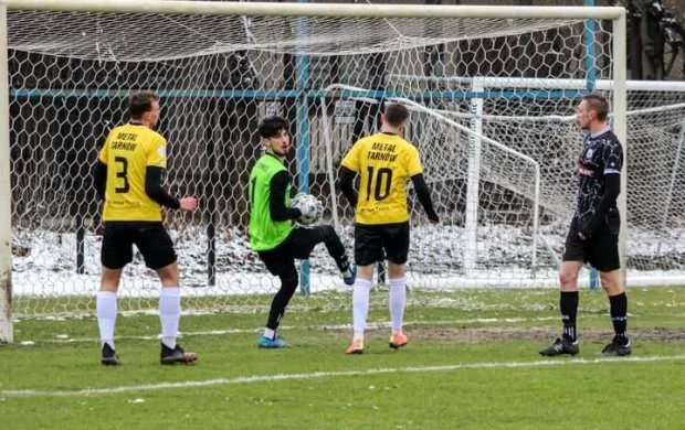 Azərbaycanlı qapıçı Polşada penalti qaytardı, ancaq... 